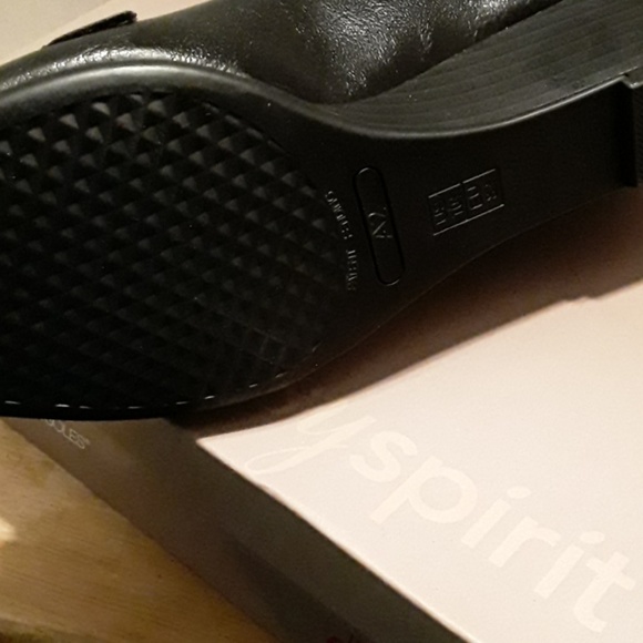 Easy Spirit Shoes - Picture 4 of 8